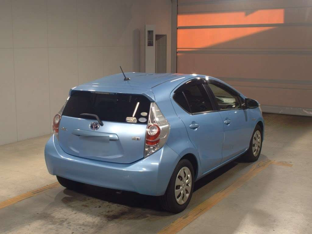 2012 Toyota Aqua NHP10[1]