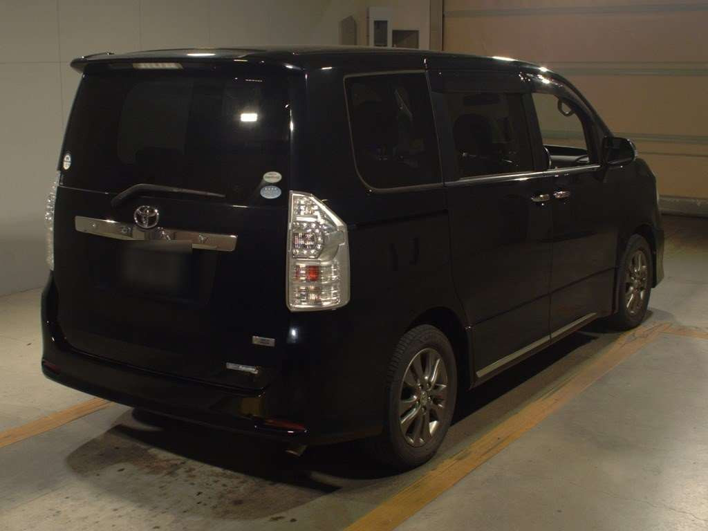 2011 Toyota Voxy ZRR70W[1]