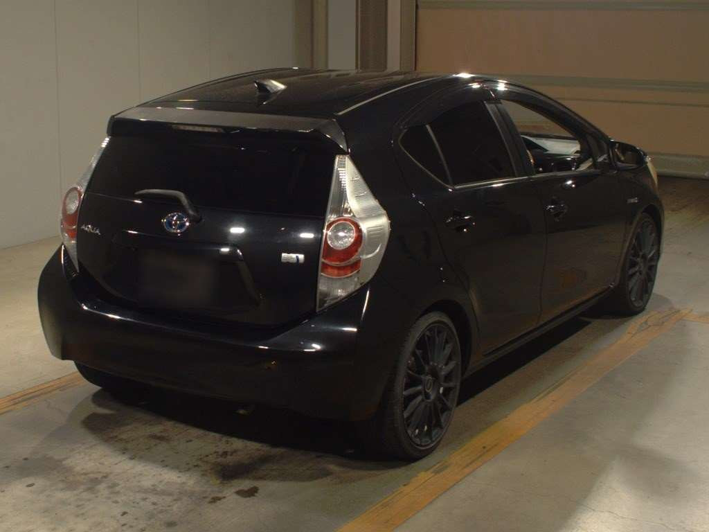 2012 Toyota Aqua NHP10[1]