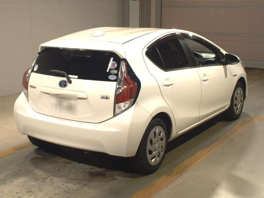 2016 Toyota Aqua NHP10[1]