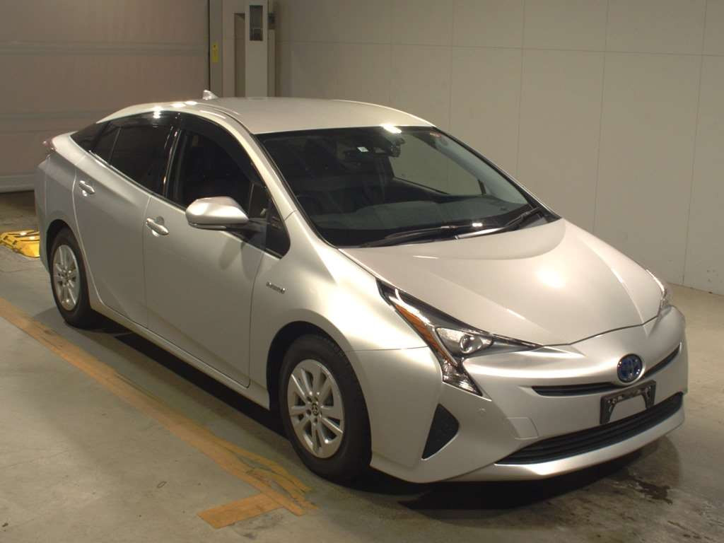 2017 Toyota Prius ZVW50[2]