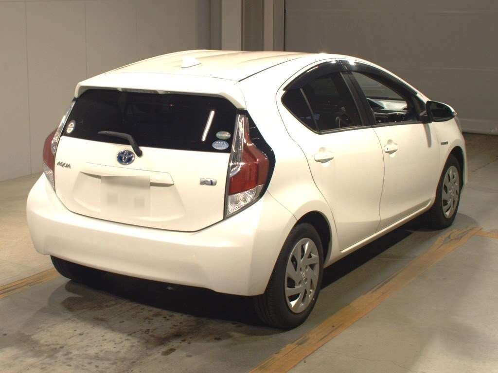 2015 Toyota Aqua NHP10[1]