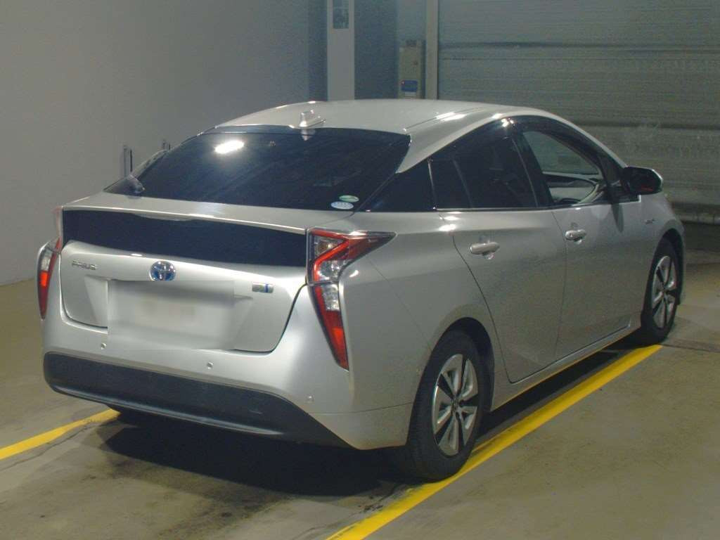 2016 Toyota Prius ZVW51[1]