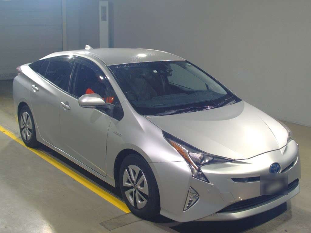 2016 Toyota Prius ZVW51[2]