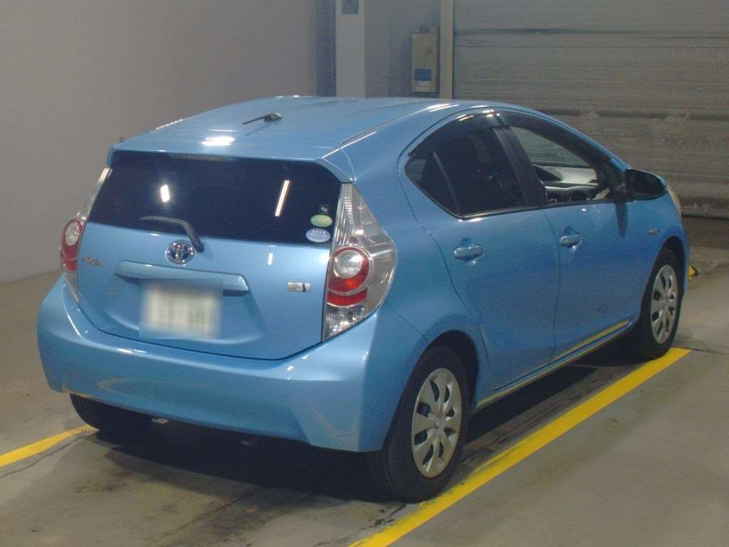 2013 Toyota Aqua NHP10[1]