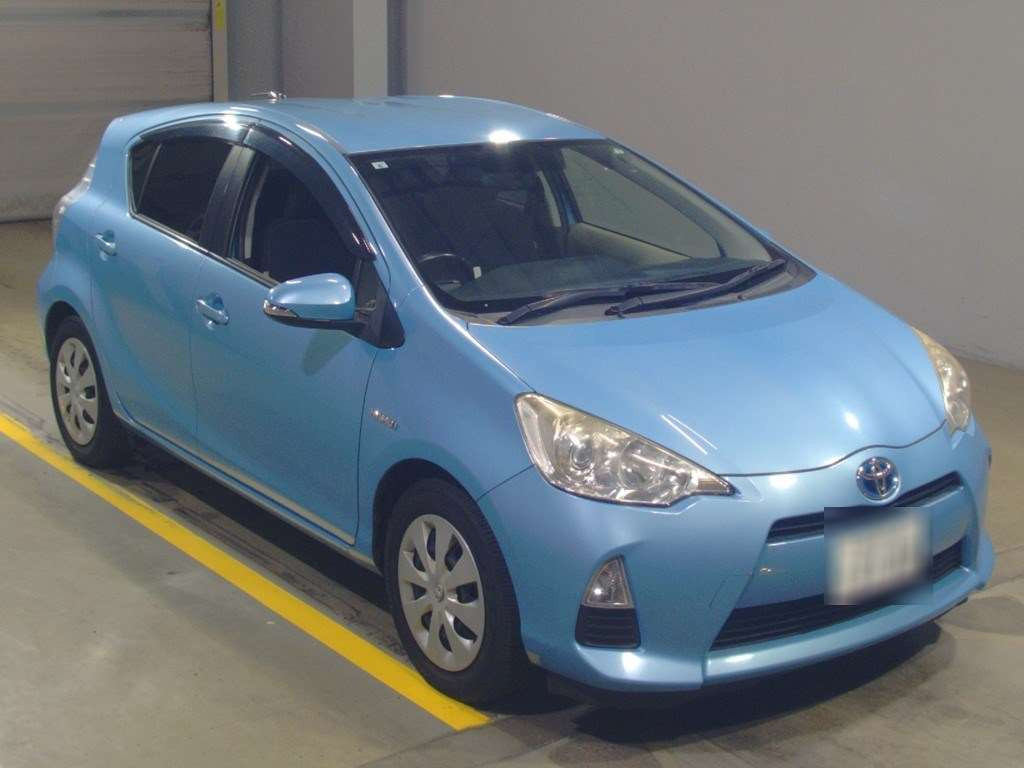 2013 Toyota Aqua NHP10[2]