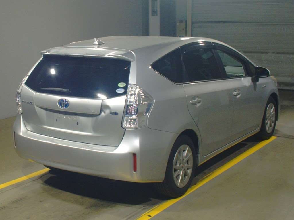 2012 Toyota Prius alpha ZVW40W[1]