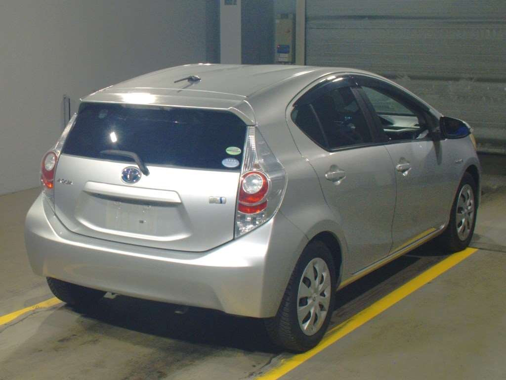 2012 Toyota Aqua NHP10[1]