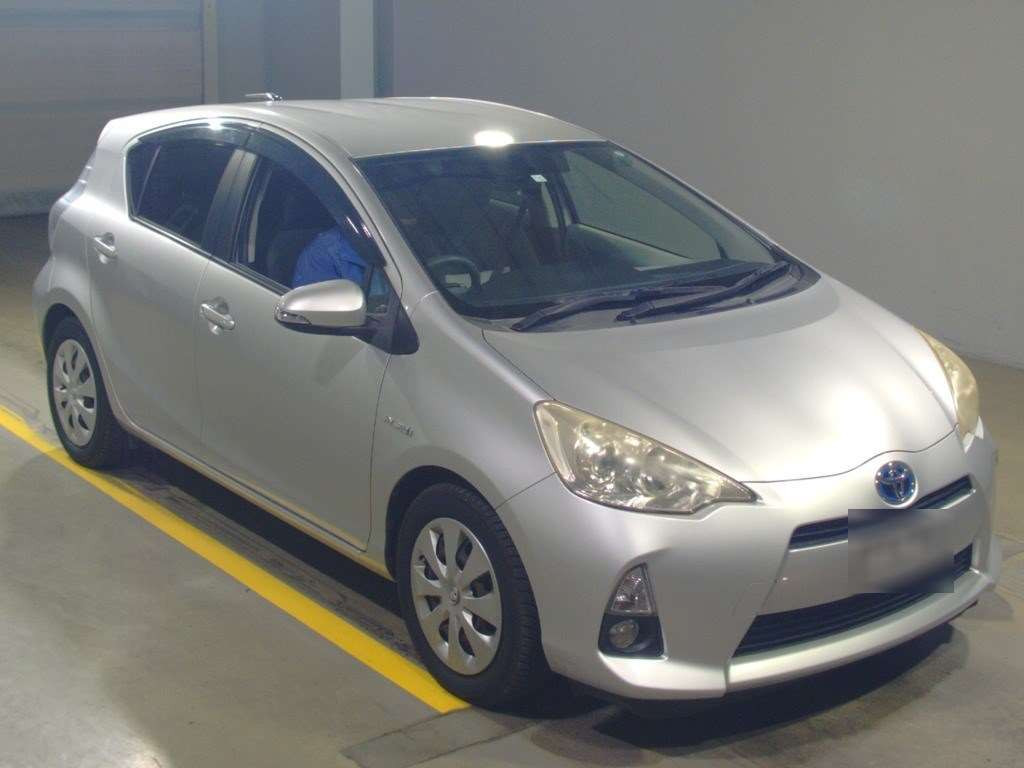 2012 Toyota Aqua NHP10[2]