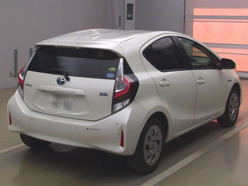 2020 Toyota Aqua NHP10[1]