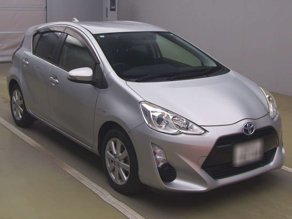 2015 Toyota Aqua NHP10[2]