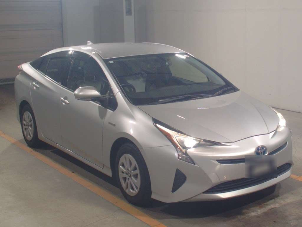 2016 Toyota Prius ZVW50[2]