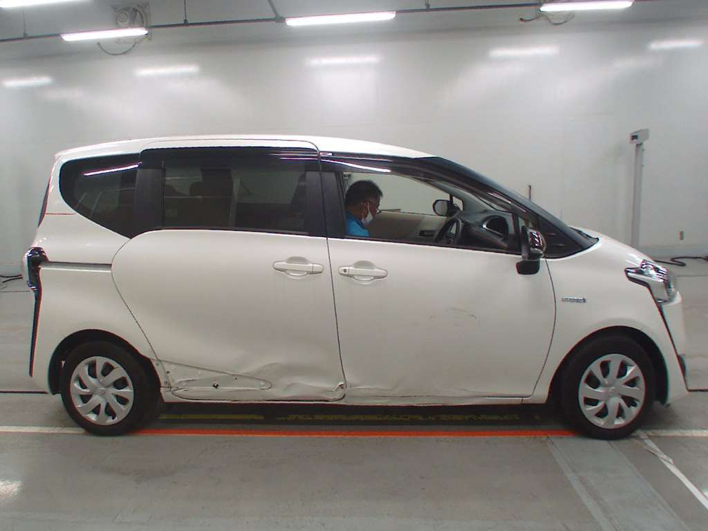 2016 Toyota Sienta NHP170G[2]