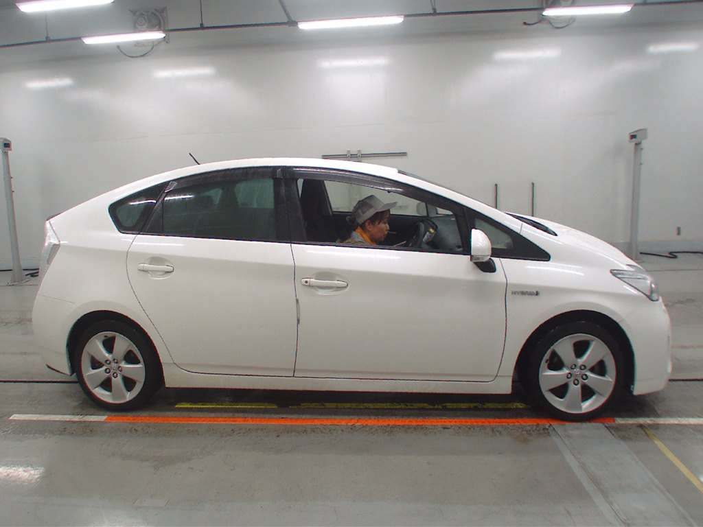 2013 Toyota Prius ZVW30[2]