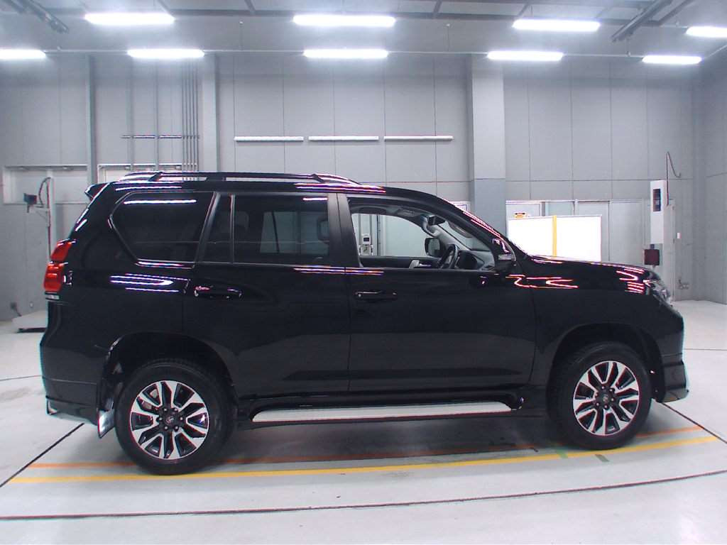 2022 Toyota Land Cruiser Prado TRJ150W[2]