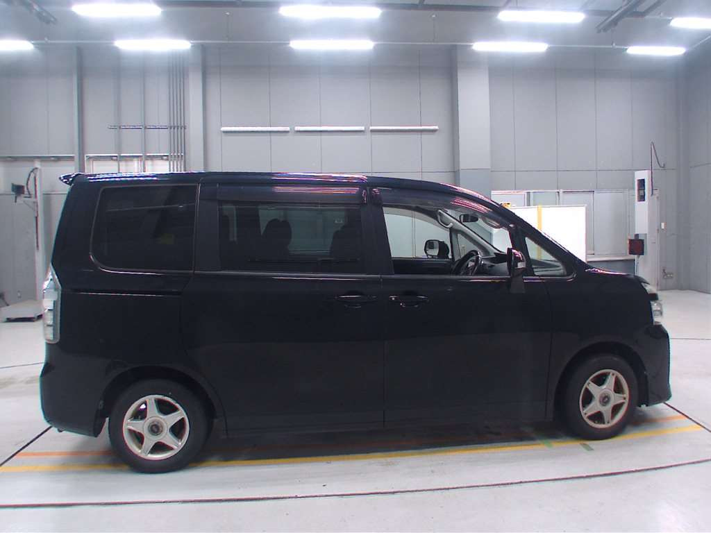 2013 Toyota Voxy ZRR70G[2]