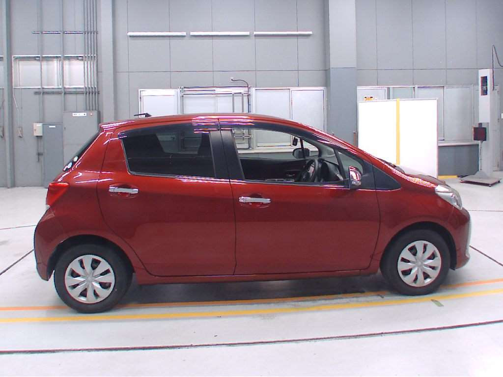 2014 Toyota Vitz NSP130[2]