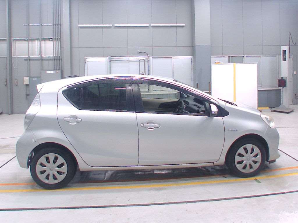 2012 Toyota Aqua NHP10[2]