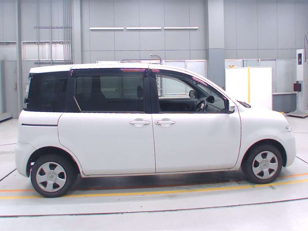 2011 Toyota Sienta NCP81G[2]