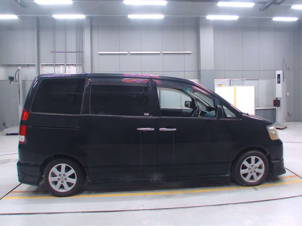 2007 Toyota Noah AZR60G[2]