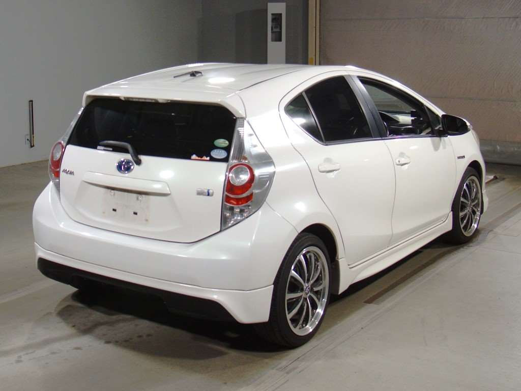 2014 Toyota Aqua NHP10[1]