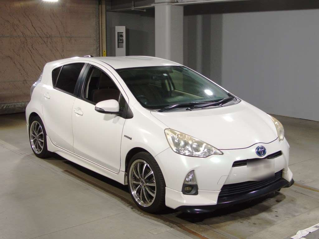 2014 Toyota Aqua NHP10[2]