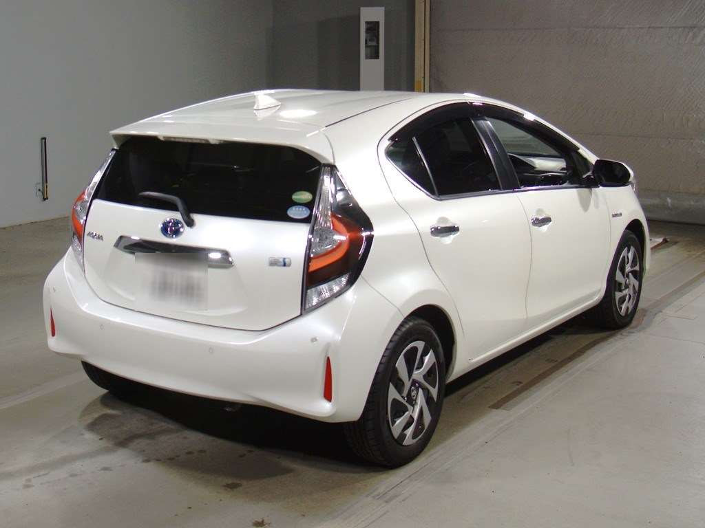 2020 Toyota Aqua NHP10[1]