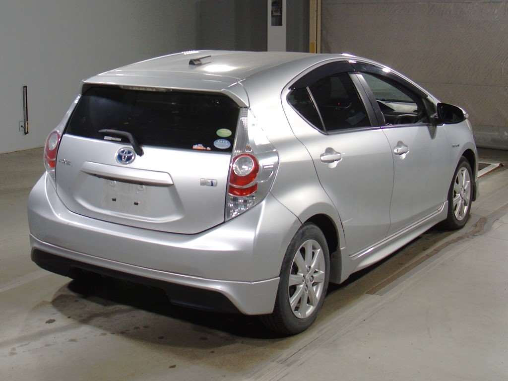 2014 Toyota Aqua NHP10[1]