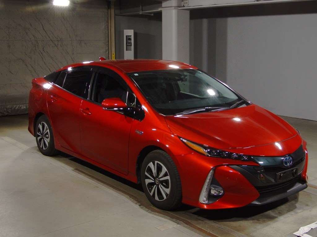 2017 Toyota Prius PHV ZVW52[2]