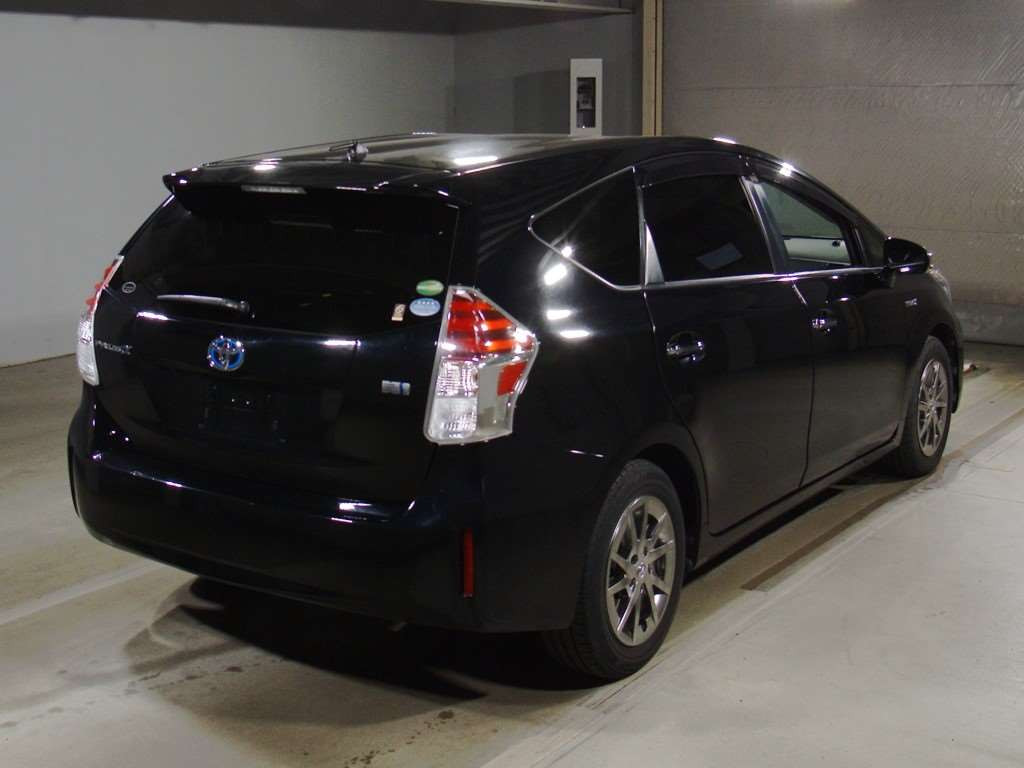 2016 Toyota Prius alpha ZVW41W[1]