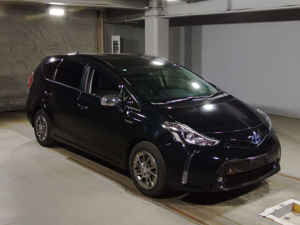 2016 Toyota Prius alpha ZVW41W[2]