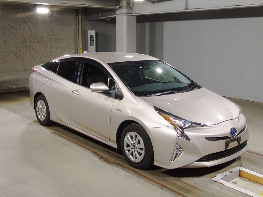 2017 Toyota Prius ZVW50[2]