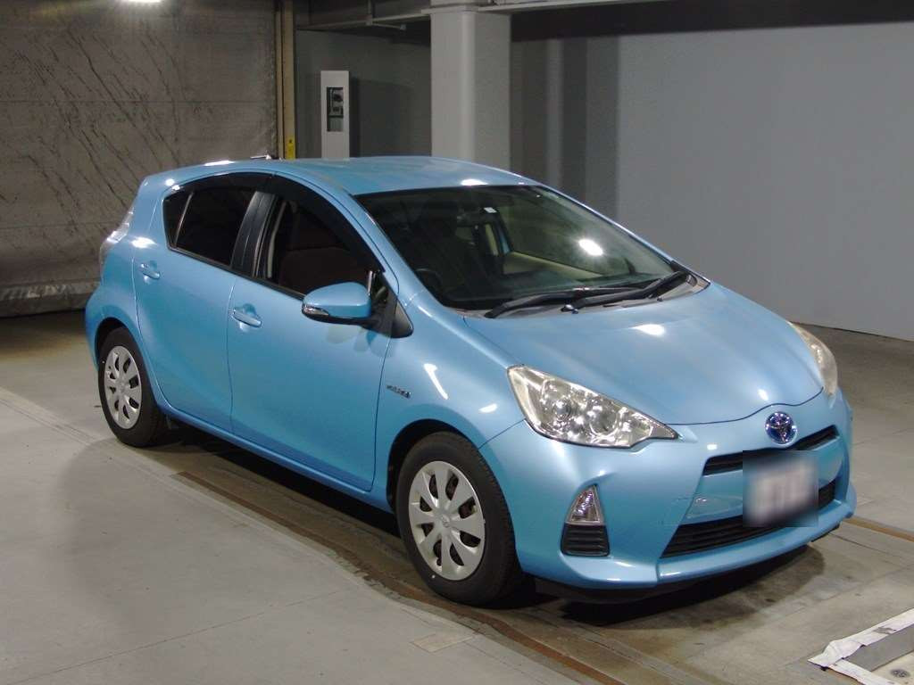 2012 Toyota Aqua NHP10[2]