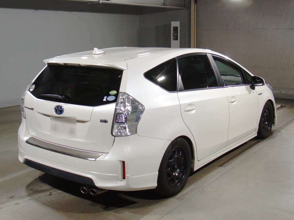 2012 Toyota Prius alpha ZVW41W[1]