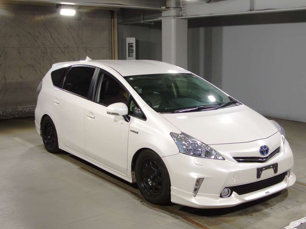 2012 Toyota Prius alpha ZVW41W[2]