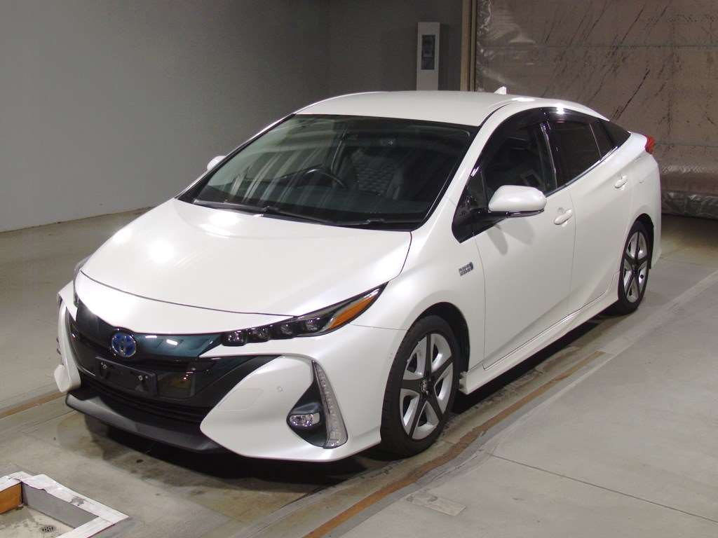 2017 Toyota Prius PHV ZVW52[0]