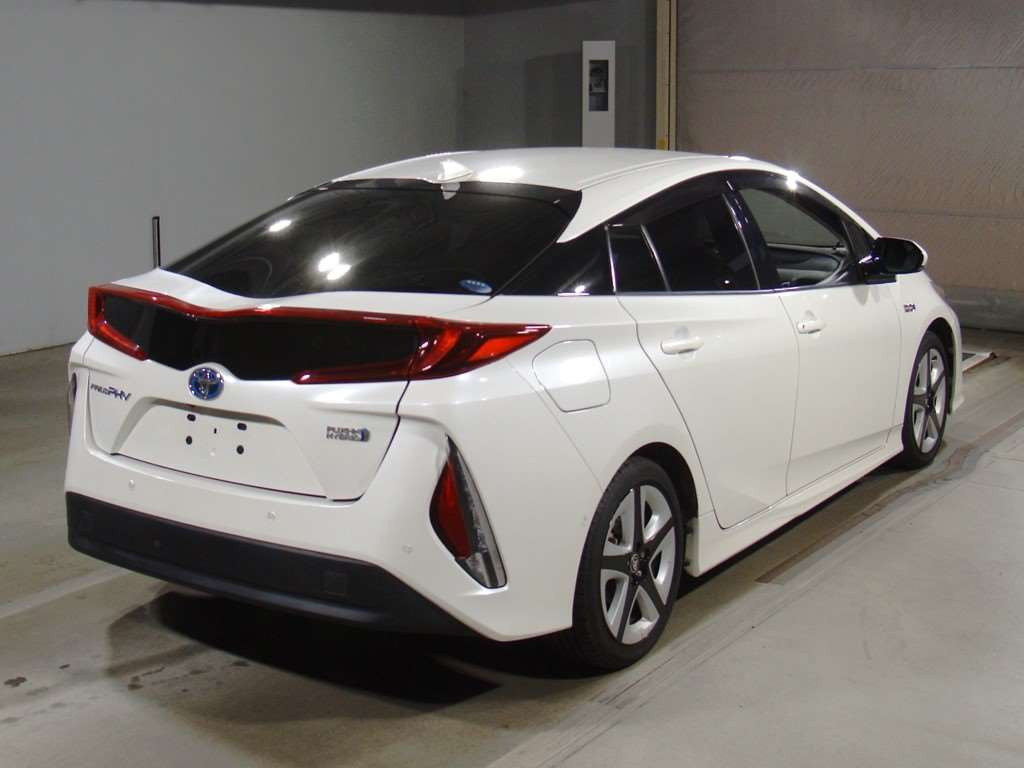 2017 Toyota Prius PHV ZVW52[1]