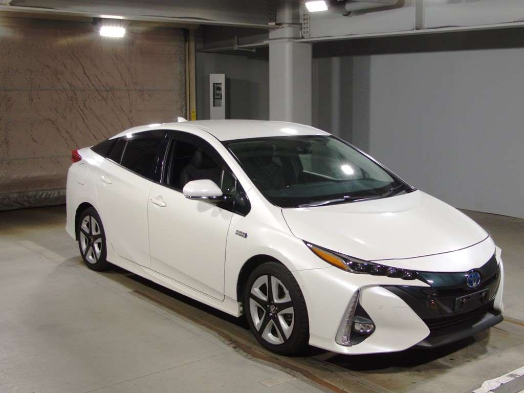 2017 Toyota Prius PHV ZVW52[2]