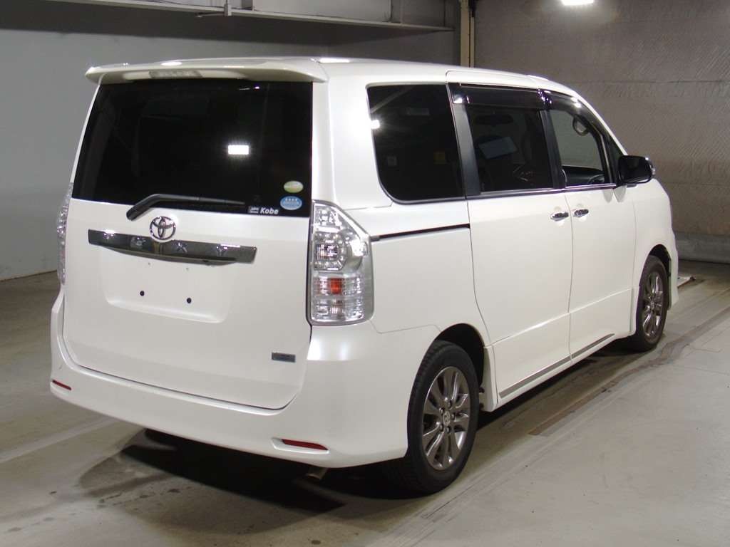 2011 Toyota Voxy ZRR70W[1]