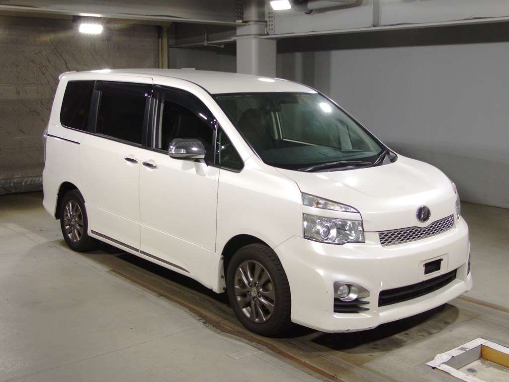 2011 Toyota Voxy ZRR70W[2]