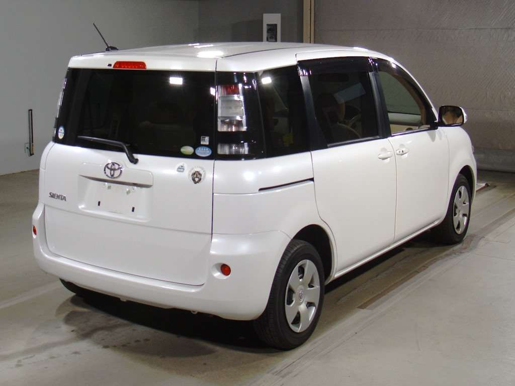 2011 Toyota Sienta NCP81G[1]