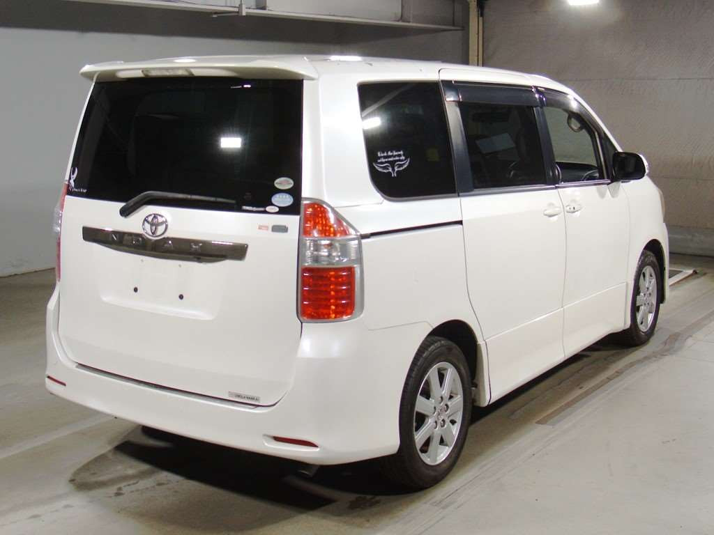 2009 Toyota Noah ZRR70W[1]