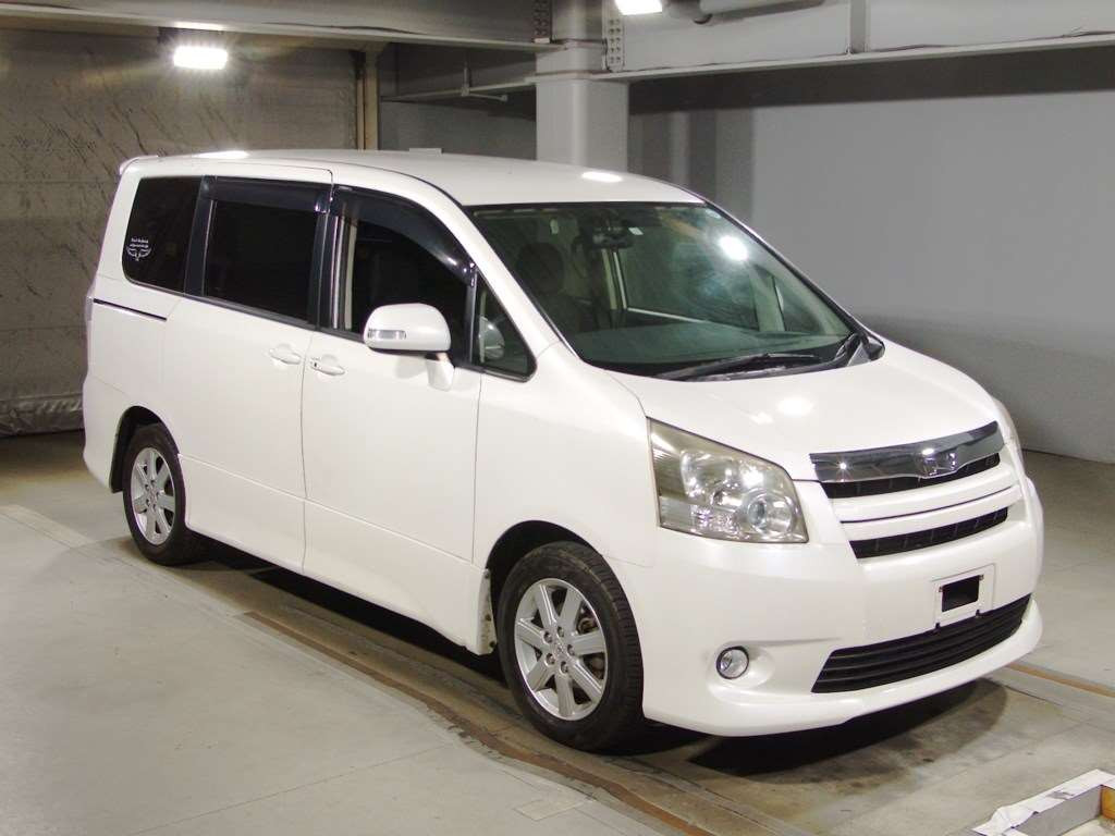 2009 Toyota Noah ZRR70W[2]