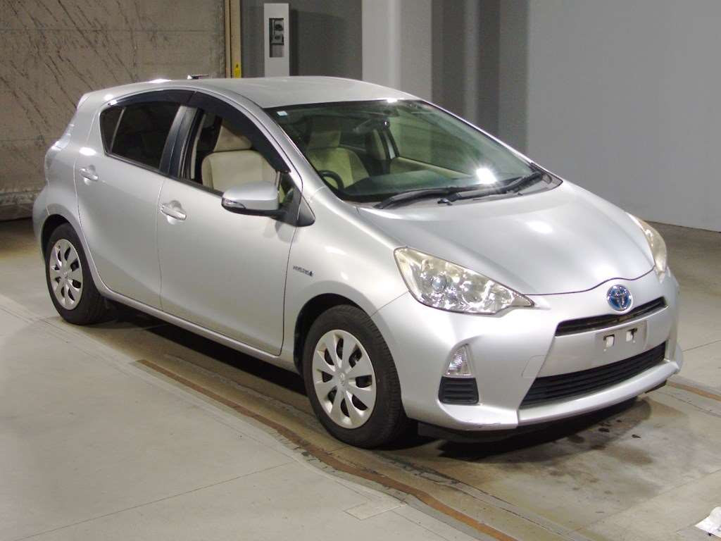 2014 Toyota Aqua NHP10[2]