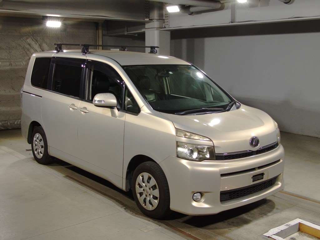 2010 Toyota Voxy ZRR70G[2]