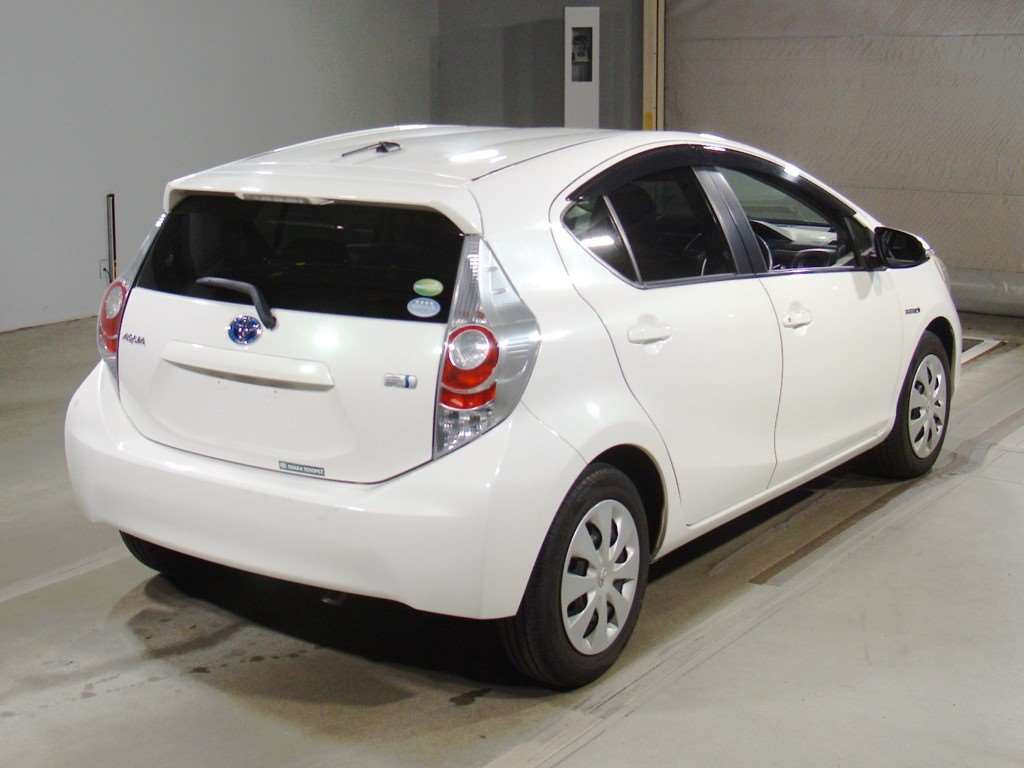 2014 Toyota Aqua NHP10[1]