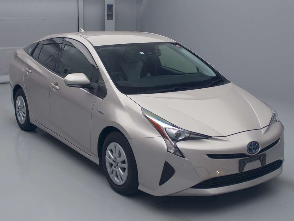 2016 Toyota Prius ZVW50[2]