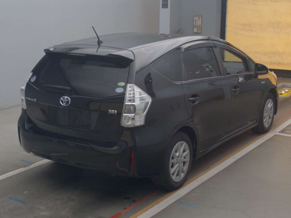 2013 Toyota Prius alpha ZVW40W[1]