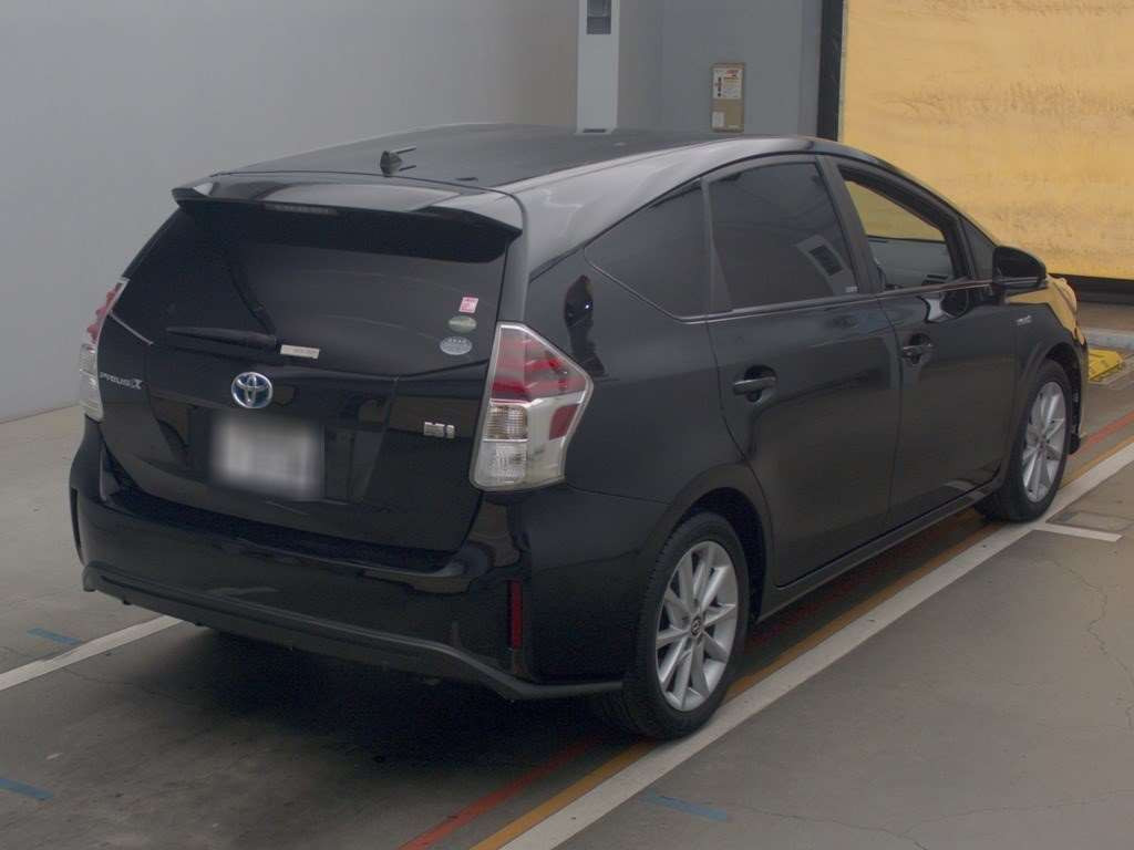 2016 Toyota Prius alpha ZVW41W[1]