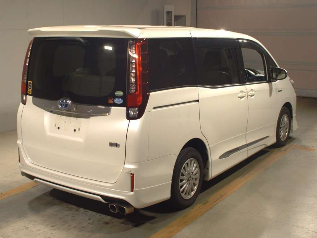 2015 Toyota Noah ZWR80G[1]